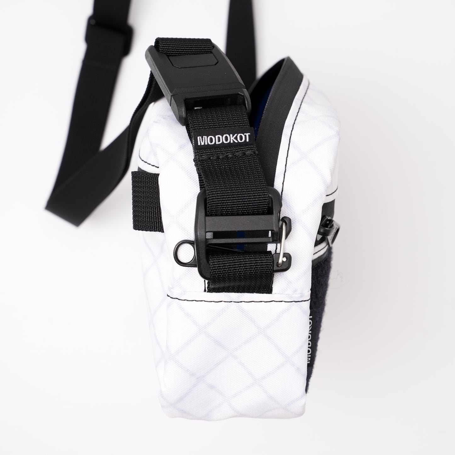 The Adapt - EPX400 Snow White / EPX200 Bright Blue (loop)