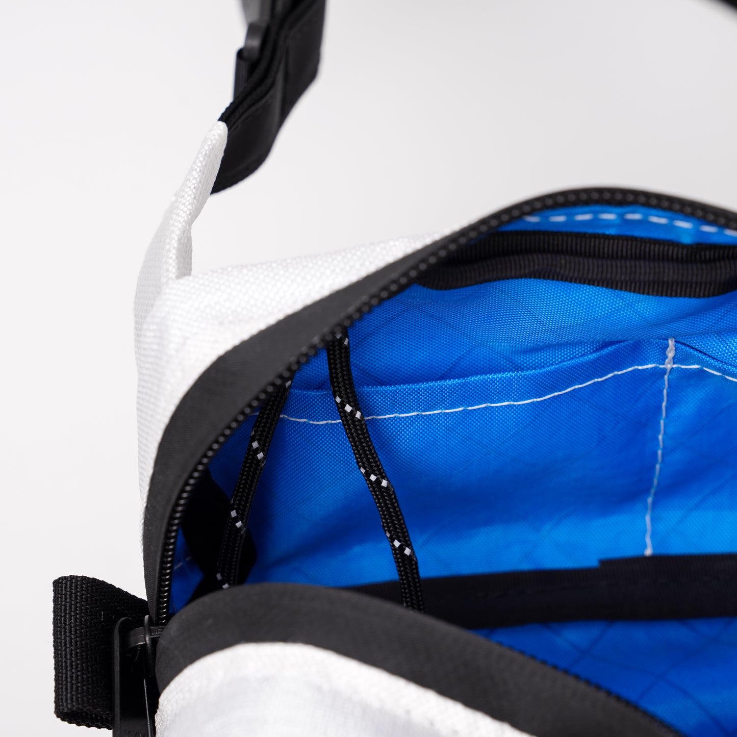 The Sling - ULTRA400 White Lightning / EPX200 Bright Blue (loop)
