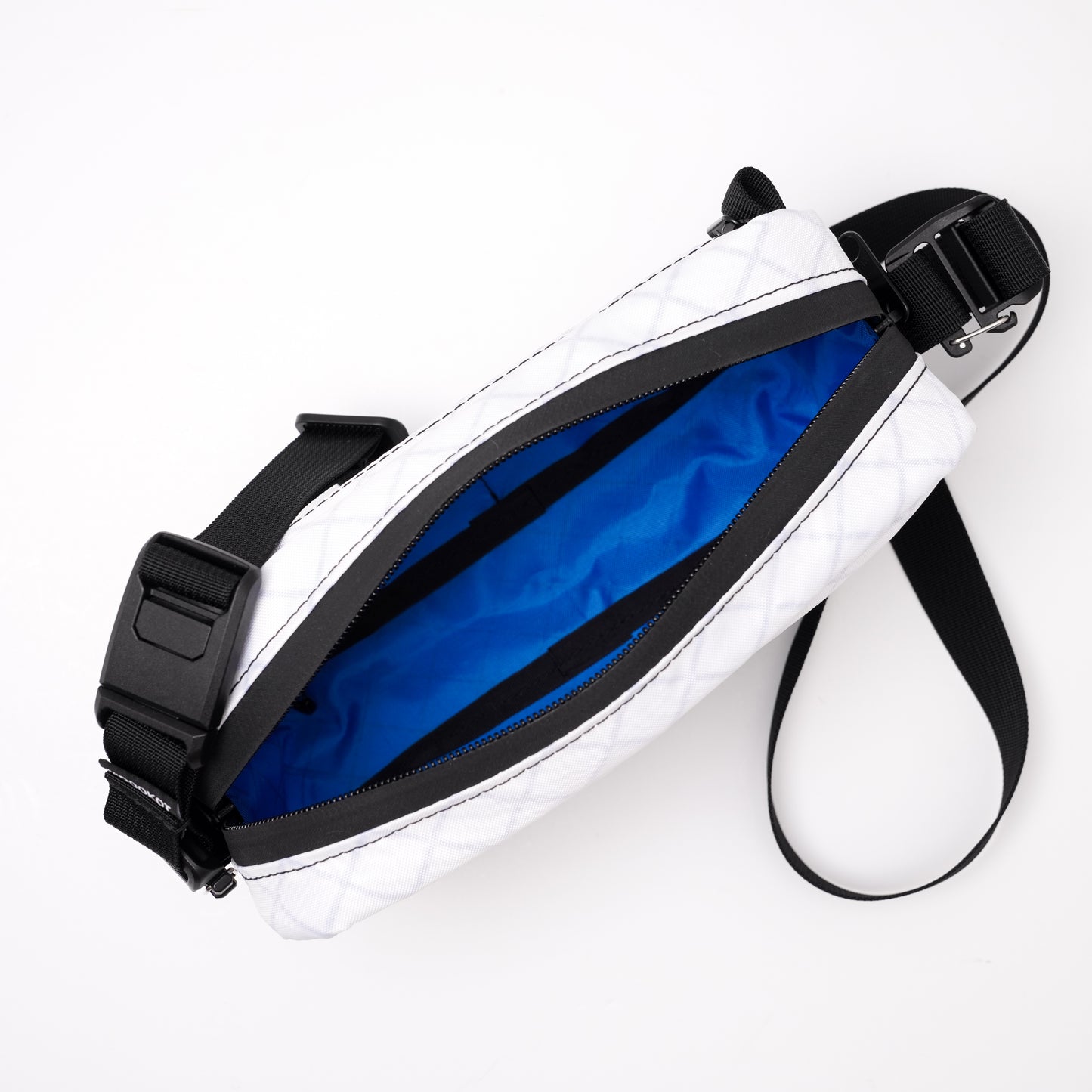 The Adapt - EPX400 Snow White / EPX200 Bright Blue (loop)